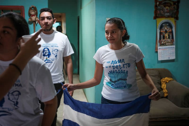 Neyma Elizabeth Hernández sostiene una bandera de Nicaragua después de ser liberada de la prisión, en Managua