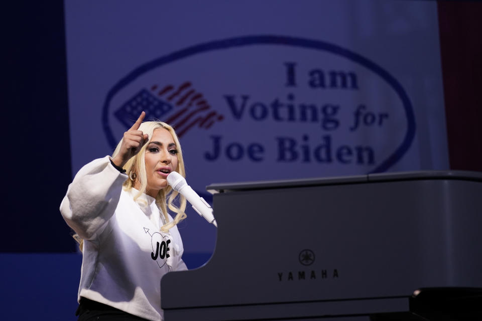 ARCHIVO - En esta foto de 2 de noviembre del 2020, Lady Gaga canta durante un acto de campaña del entonces candidato presidencial demócrata Joe Biden en Pittsburgh. Gaga entonará el himno nacional el próximo miércoles en la ceremonia de investidura de Biden como el 46to presidente de Estados Unidos, en Washington. (AP Foto/Andrew Harnik)