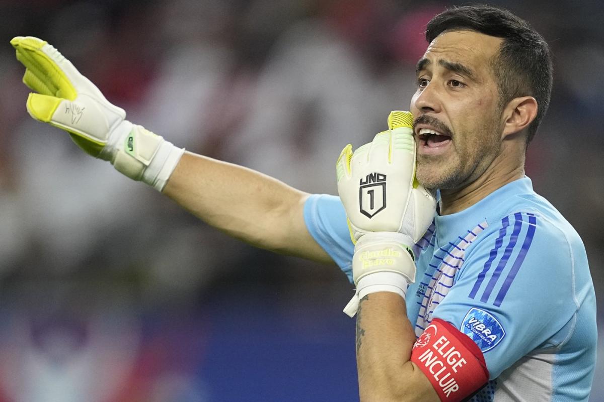 El portero chileno Claudio Bravo se retira del fútbol a los 41 años