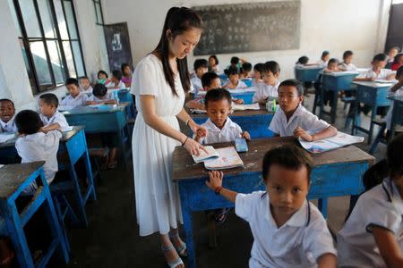 A teacher conducts a Chinese language lesson in a school in Namtit, Wa territory in northeast Myanmar November 30, 2016. Picture taken on November 30, 2016. REUTERS/Soe Zeya Tun