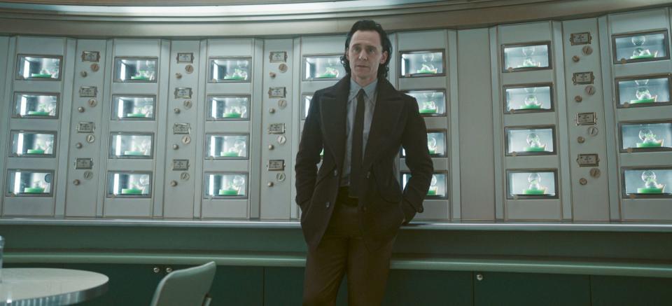 So viel Limettenkuchen: Loki (Tom Hiddleston) hat auf seinen Zeitreisen nicht viel Auswahl beim Kaffeekränzchen. (Bild: © 2023 Marvel)