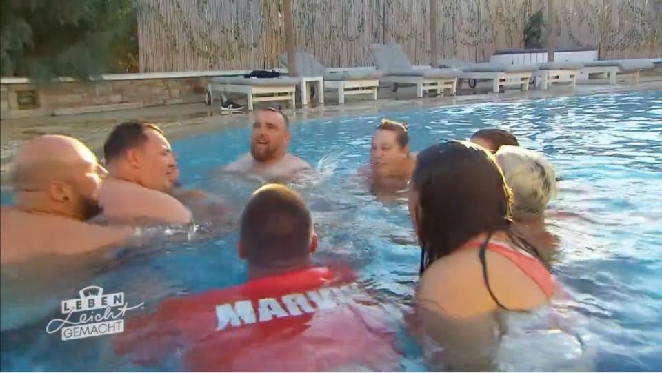 Team Orange hat das Luxus-Camp für sich erobert und feiert den Sieg auf der Waage angemessen im Pool. (Bild: SAT.1)