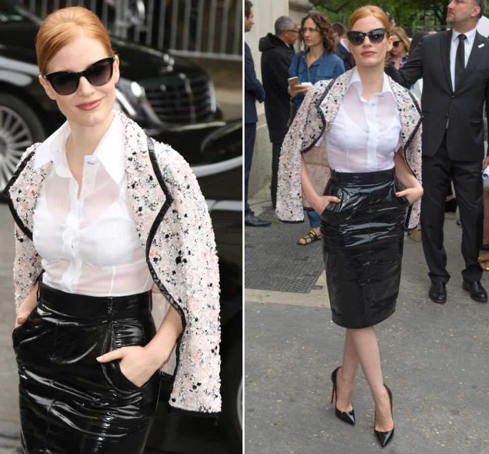 Sexy, streng, sophisticated – genauso wie Jessica Chastain auf der Chanel-Show in Paris muss man die neuen Looks des Luxuslabels tragen. Von der Pose bis zur makellosen Frisur ein perfekter Auftritt. (5. Juli 2016, Bilder: WENN)