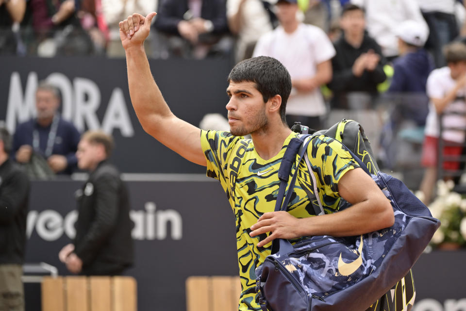 Carlos Alcaraz saluda al público tras caer ante Fabian Marozsan en el Abierto de Italia, el lunes 15 de mayo de 2023, en Roma. (Fabrizio Corradetti vía LaPresse)