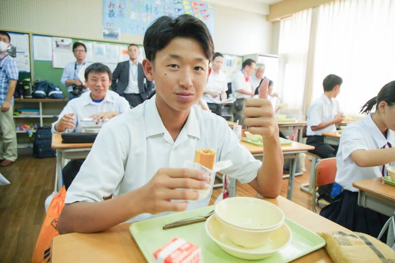 日本國府中學學生午餐享用嘉義鳳梨酥 嘉義縣長翁章梁9日與日本山口縣國府中學學生共進 營養午餐，並發送嘉義旺萊山鳳梨酥當點心，學生品 嚐後比出大拇指說讚。 （嘉義縣政府提供） 中央社記者蔡智明傳真  113年7月9日 