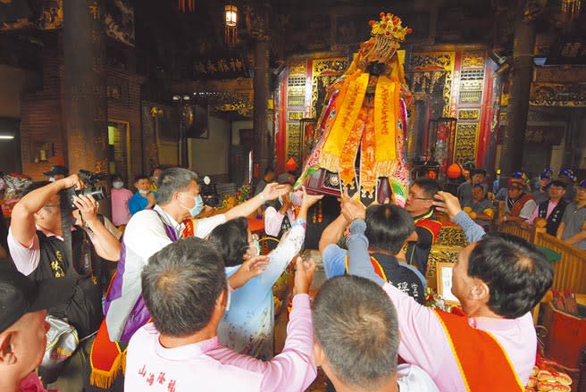 萬人擁簇，南瑤宮媽祖笨港進香7日起駕，8天7夜行程縮短為3天2夜，但重要儀式一樣也沒減。（吳敏菁攝）