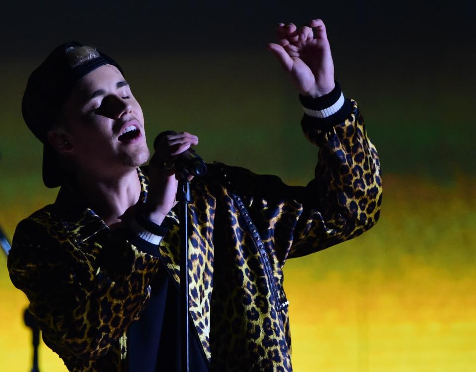 Singer-songwriter Justin Bieber performs onstage during the 58th Annual Grammy music Awards in Los Angeles February 15, 2016.  AFP PHOTO/  ROBYN BECK / AFP / ROBYN BECK        (Photo credit should read ROBYN BECK/AFP/Getty Images)