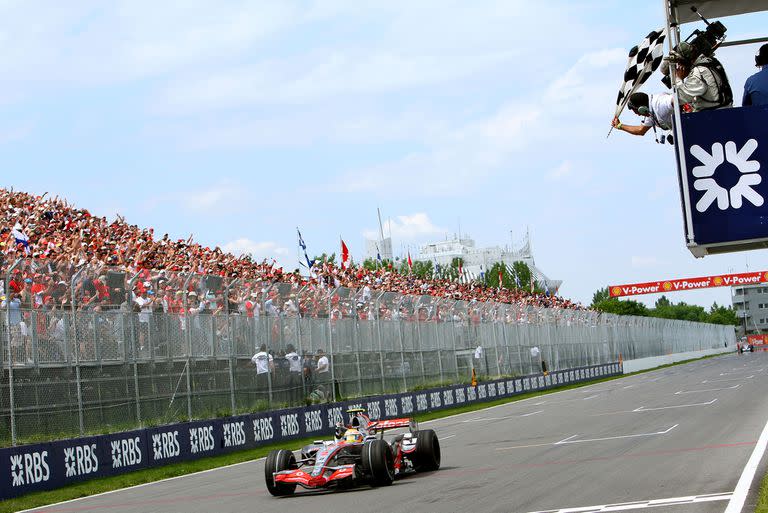 La primera bandera de cuadros que recibió antes que nadie Hamilton en Fórmula 1, en Montreal 2007; conducía un McLaren y terminaría segundo en el campeonato, a un punto del finés Kimi Räikkönen (Ferrari).