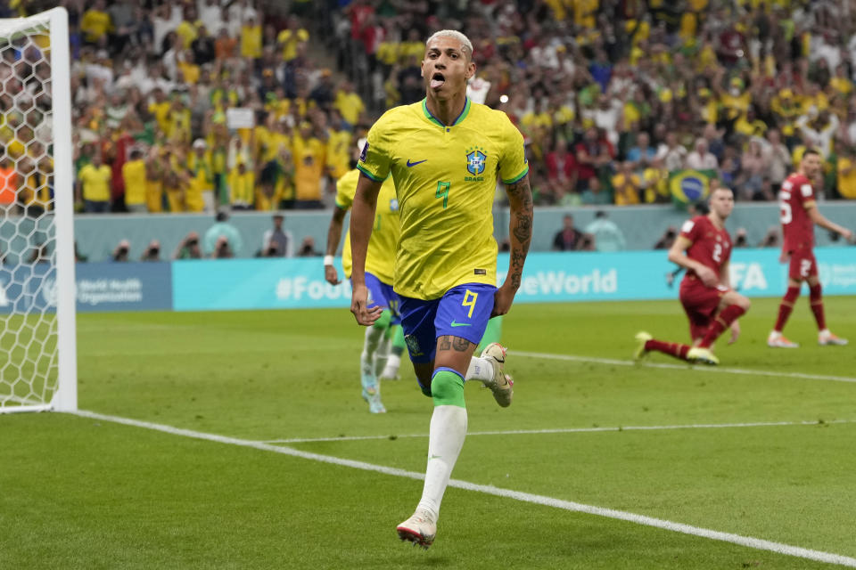 Richarlison celebra tras anotar el primer gol de Brasil ante Serbia en el partido por el Grupo G del Mundial, el jueves 24 de noviembre, en Lusail, Qatar. (AP Foto/Andre Penner)