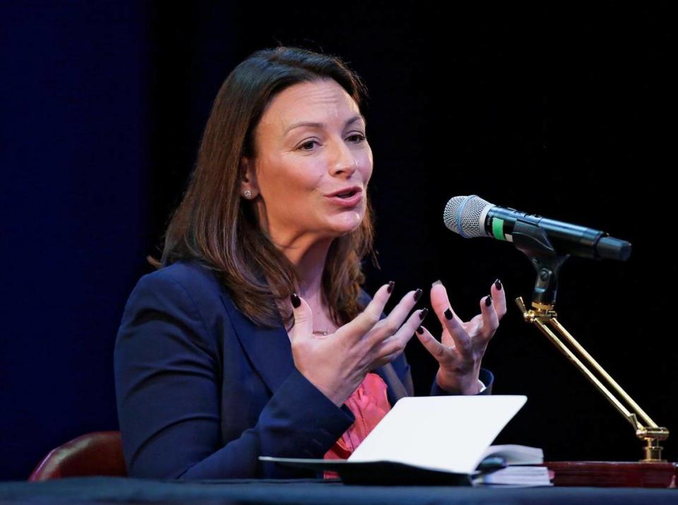 La comisionada de Agricultura Nikki Fried habla durante el foro público del gobernador organizado por el Partido Demócrata de Miami-Dade, el sábado 28 de mayo de 2022, en el Julius Littman Performing Arts Theater en North Miami Beach.