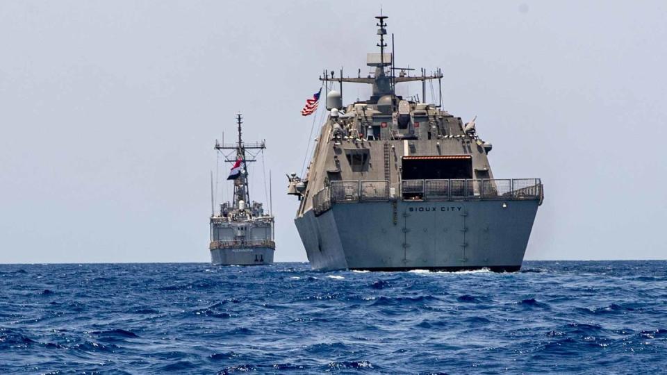 Littoral combat ship Sioux City conducts a passing exercise with Egyptian Navy frigate ENS Alexandria while transiting the Red Sea, July 30, 2022. (MC3 Nicholas Russell/Navy)