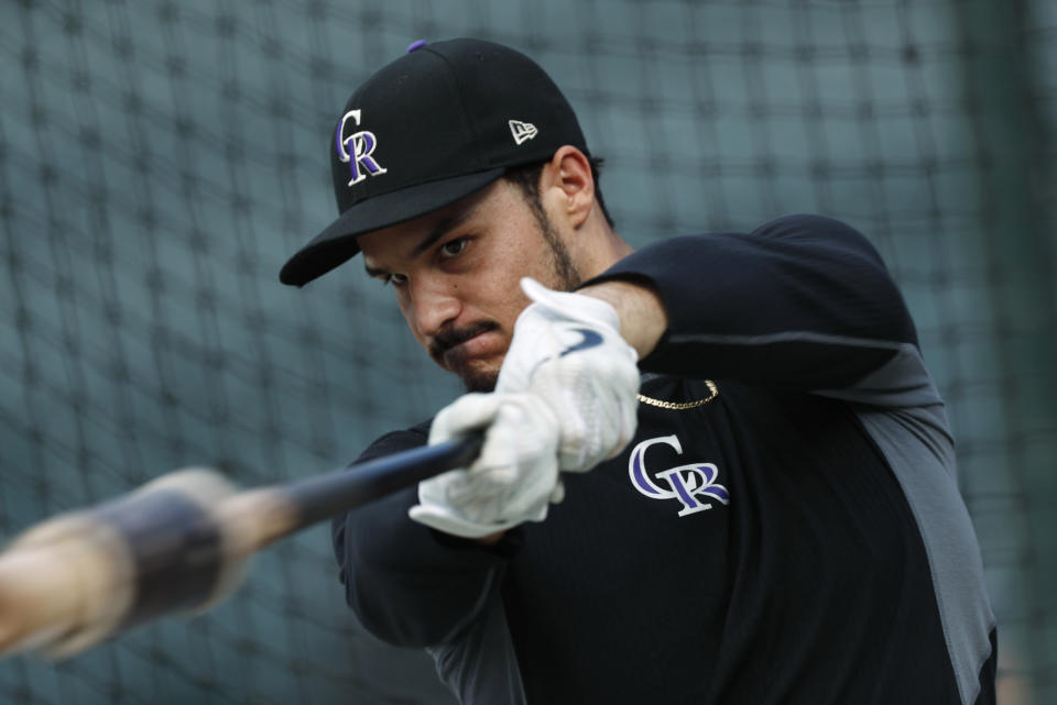 ARCHIVO - En esta foto de archivo del viernes 27 de septiembre de 2019, Nolan Arenado, antesalista de los Rockies de Coloerado, calienta antes de un juego ante los Cerveceros de Milwaukee (AP Foto/David Zalubowski, archivo)