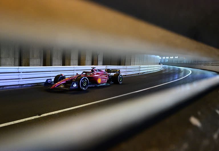 El paso de Charles Leclerc por el túnel del circuito de F1 de Mónaco.