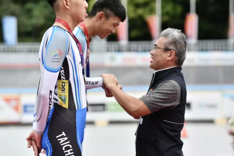 台中市運動局長李昱叡(右)代表盧秀燕市長到場頒獎。中華民國自由車協會提供