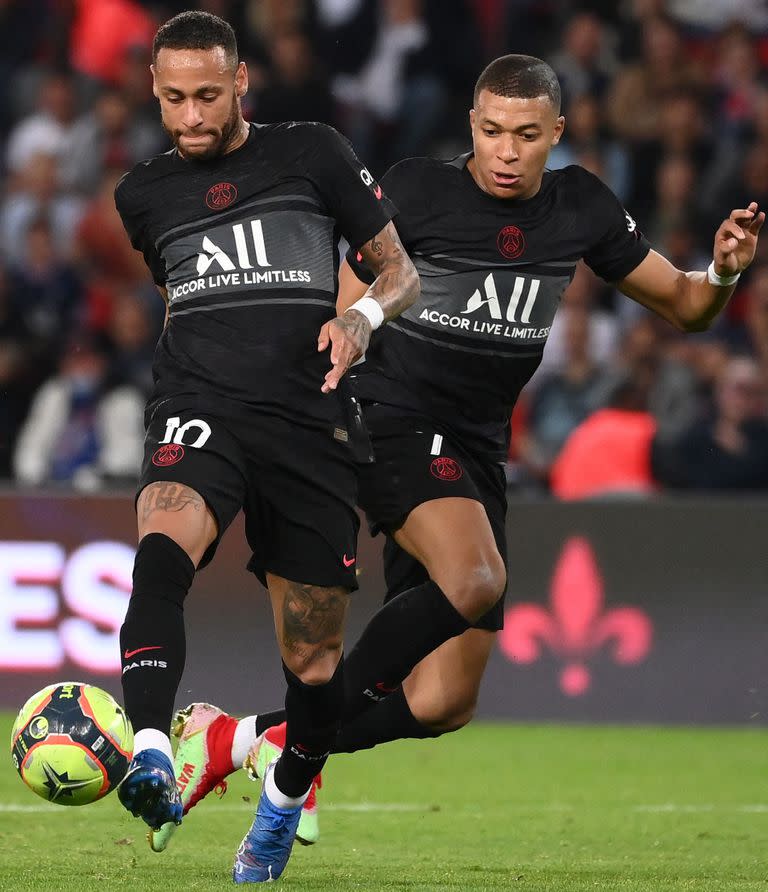 Neymar y Kylian Mbappé durante el partido entre Paris Saint-Germain y Montpellier.