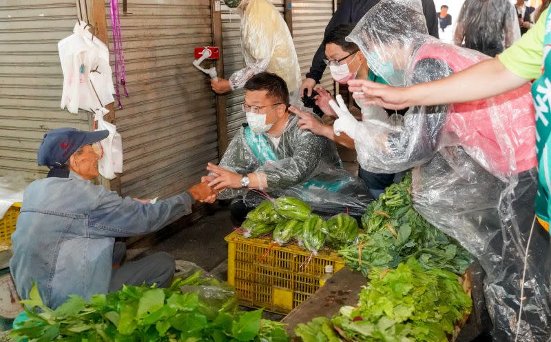 ▲蔡其昌今在霧峰大里一帶，與市議員候選人冒雨掃街拜票。（圖／蔡其昌競總提供，2022.11.08）