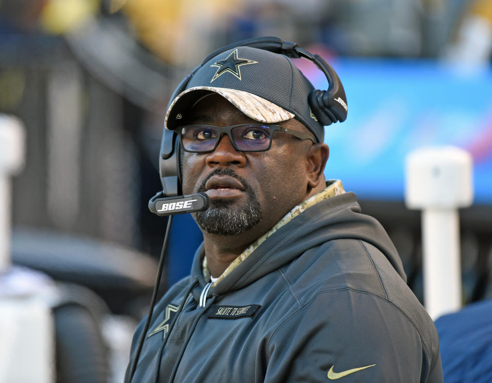 PITTSBURGH, PA - 13 DE NOVIEMBRE: El entrenador de corredores Gary Brown de los Dallas Cowboys mira desde la banca antes de un partido contra los Pittsburgh Steelers en el Heinz Field el 13 de noviembre de 2016 en Pittsburgh, Pensilvania.  Los Vaqueros derrotaron a los Acereros 35-30.  (Foto de George Gojkovich/Getty Images)