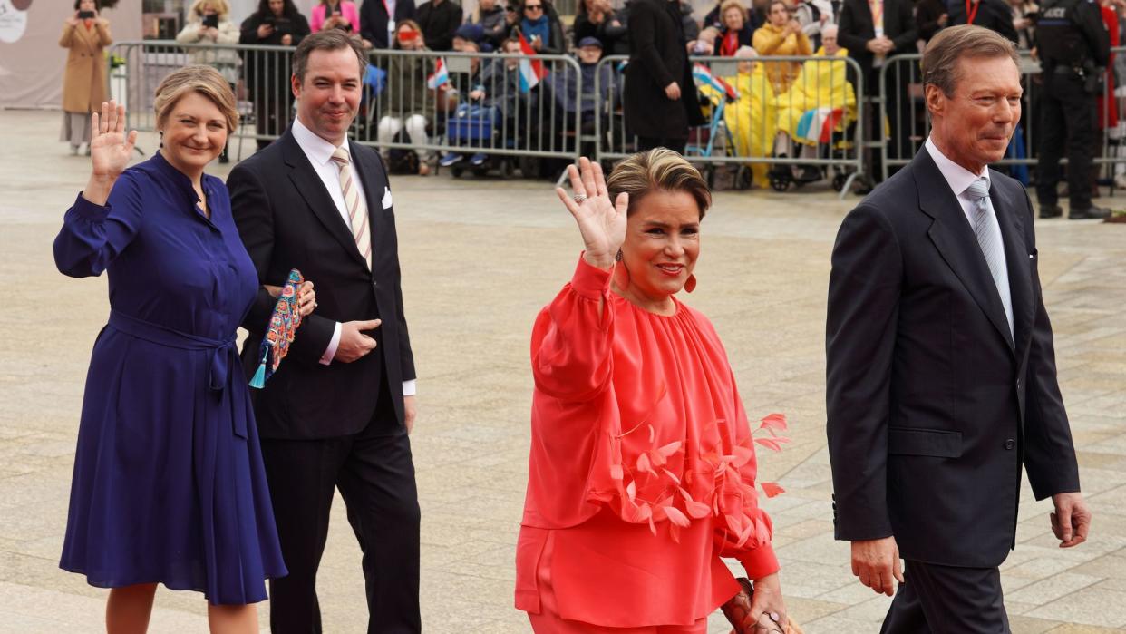 Los grandes duques Enrique y María Teresa de Luxemburgo, con los herederos, los príncipes Guillermo y Stephanie en la boda civil de la princesa Alexandra con Nicolas Bagory en el City Hall de Luxemburgo el 22 de abril de 2023