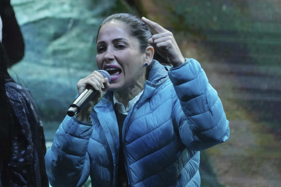 La candidata a la presidencia Luisa González, del Movimiento Revolución Ciudadana, habla en un acto de campaña en Quito, Ecuador, el miércoles 11 de octubre de 2023. (AP Foto/Dolores Ochoa)