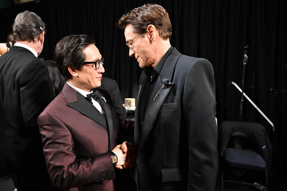 Ke Huy Quan y Robert Downey Jr. en el 'backstage' de los Oscar. (Foto de Al Seib/A.M. (Photo by Richard Harbaugh/A.M.P.A.S. via Getty Images)