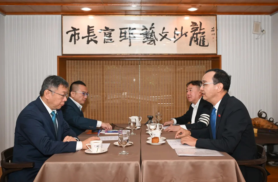 國民黨主席朱立倫（右前）、民眾黨主席柯文哲（左前）30日上午在台北市長官邸藝文沙龍出席政黨協商會議。（圖／國民黨提供）