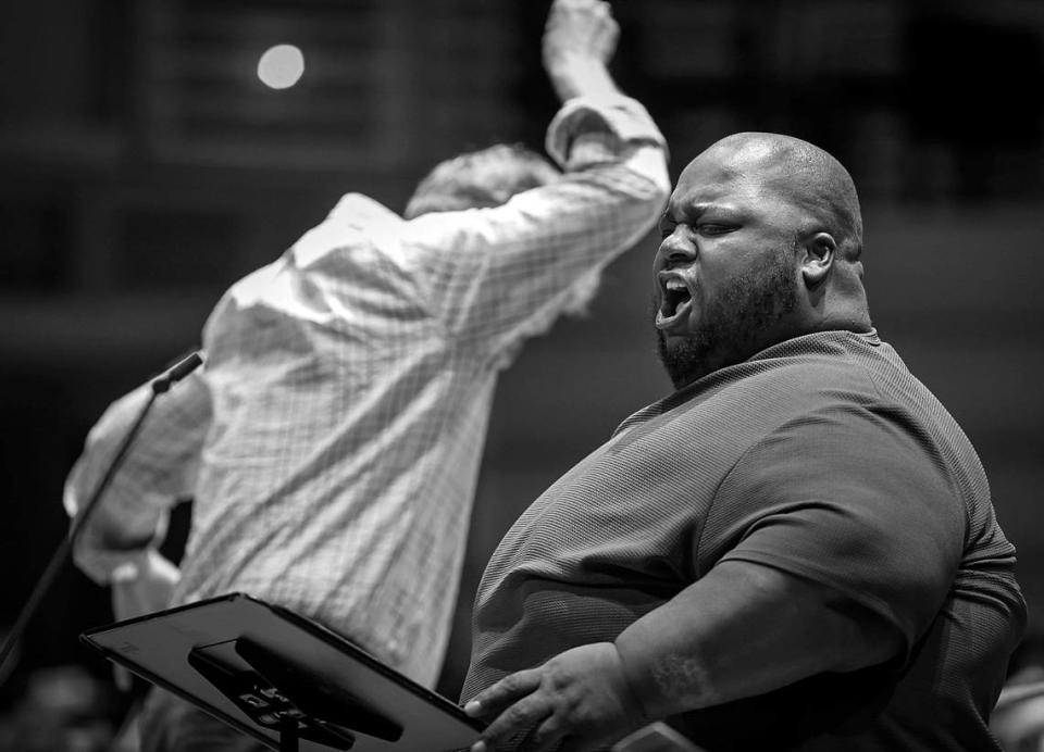 Limmie Pulliam, right, rehearses as soloist in ‘Palms 23’ under the direction of British conductor Douglas Boyd, left, with the New World Symphony at the Adrienne Arsht Center in Miami. Carl Juste/cjuste@miamiherald.com