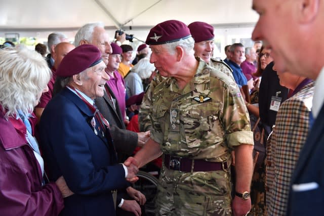 Charles talks to a Parachute Regiment veteran 