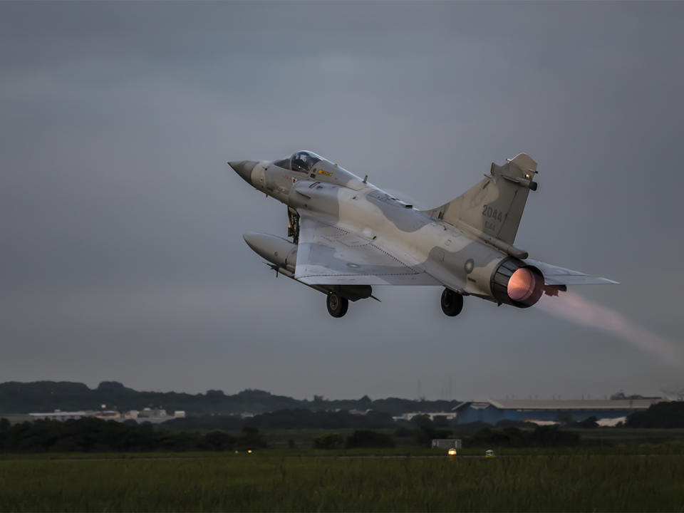 空軍證實26日清晨5到7點間，統合第一到第六聯隊各型軍機，與天弓、愛國者飛彈與防砲系統，並偕同陸軍、海軍執行「整體防空作戰計畫演練」。（圖：國防部提供）