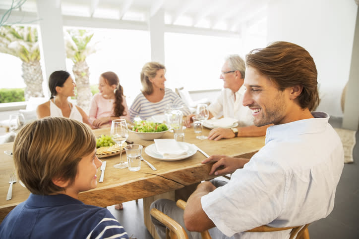 Cómo les hablas a tus hijos puede impactar en sus hábitos alimenticios. – Foto: Robert Daly/Getty Images