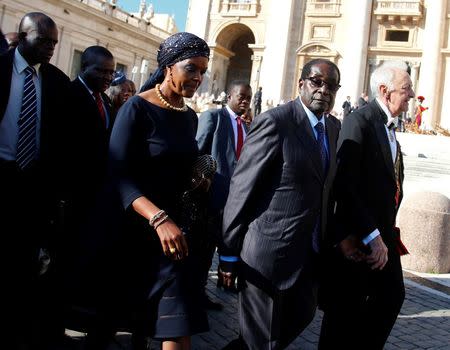 Zimbabwe's President Robert Mugabe (2nd R) and his wife arrive to attend a mass for the beatification of former pope Paul VI in St. Peter's square at the Vatican October 19, 2014. REUTERS/Tony Gentile