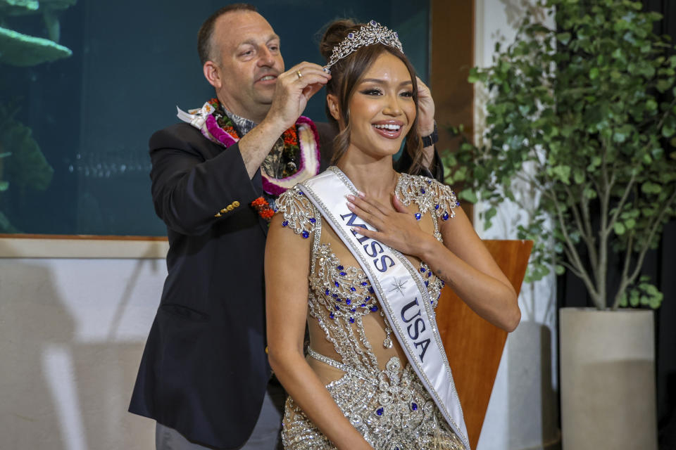 El gobernador de Hawaii Josh Green corona a Savannah Gankiewicz Miss Estados Unidos 2023 el miércoles 15 de mayo de 2024 en Honolulu en una imagen proporcionada por la Oficina del Gobernador Josh Green. Gankiewicz fue coronada el miércoles, más de una semana después de que la anterior Miss Estados Unidos renunciara alegando motivos de salud mental. (Office of Governor Josh Green, M.D. vía AP)