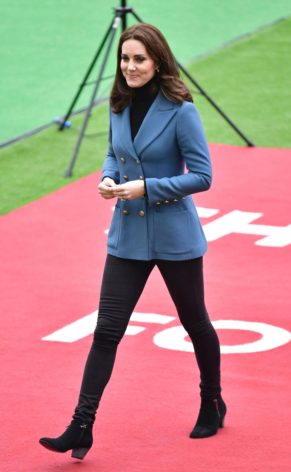 <p>Kate stattete der Abschlussfeier des Studienprogramms „Coach Core“ einen Überraschungsbesuch ab und trug dabei einen blauen Blazer von Philosophy di Lorenzo Serafini für 1.015 Euro sowie schwarze Skinny Jeans und Wildlederboots von Russell and Bromley. Wem das Outfit bekannt vorkommt: Eine rote Version der Jacke trug sie am diesjährigen Valentinstag. (Bild: PA) </p>