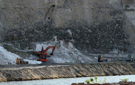 FILE PHOTO: A general view shows a costruction site of the Ilisu dam by the Tigris river that flows through the ancient town of Hasankeyf, which will be significantly submerged by the a dam being constructed, in southeastern Turkey, September 27, 2017. REUTERS/Umit Bektas/File Photo