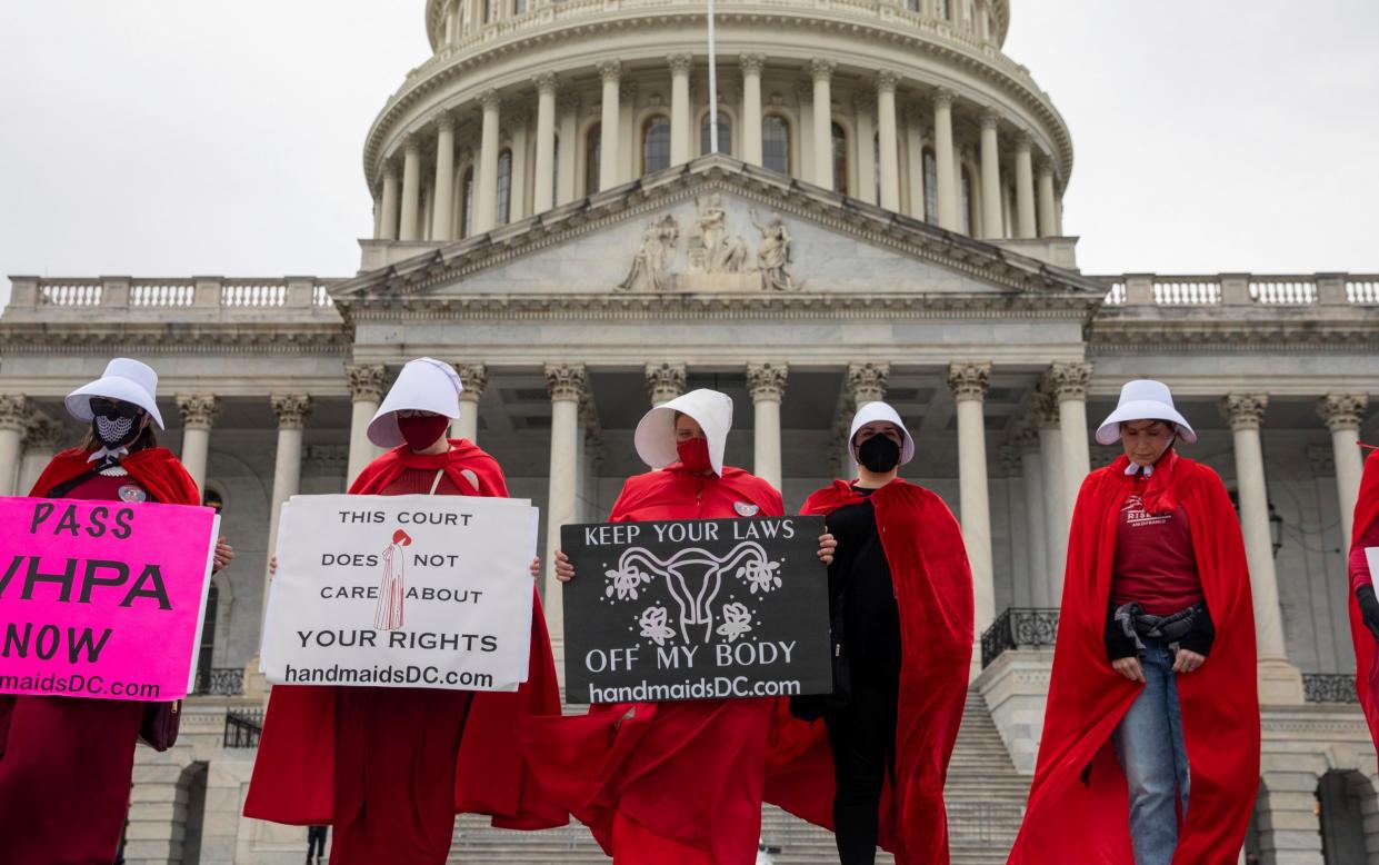 Abortion-rights protesters dressed in costumes from the "Handmaid's Tale" at the US Capitol - Amanda Andrade-Rhoades /AP