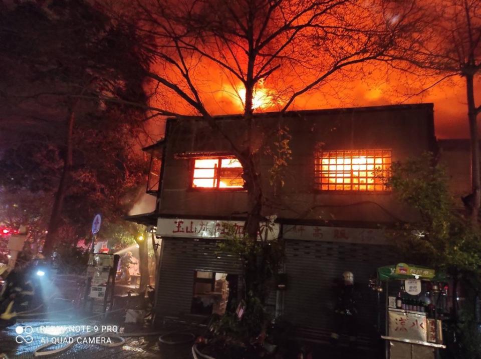 嘉義市北門驛車站前的玉山旅社起火，火勢吞沒周遭房舍，起火原因待調查。（消防局提供）