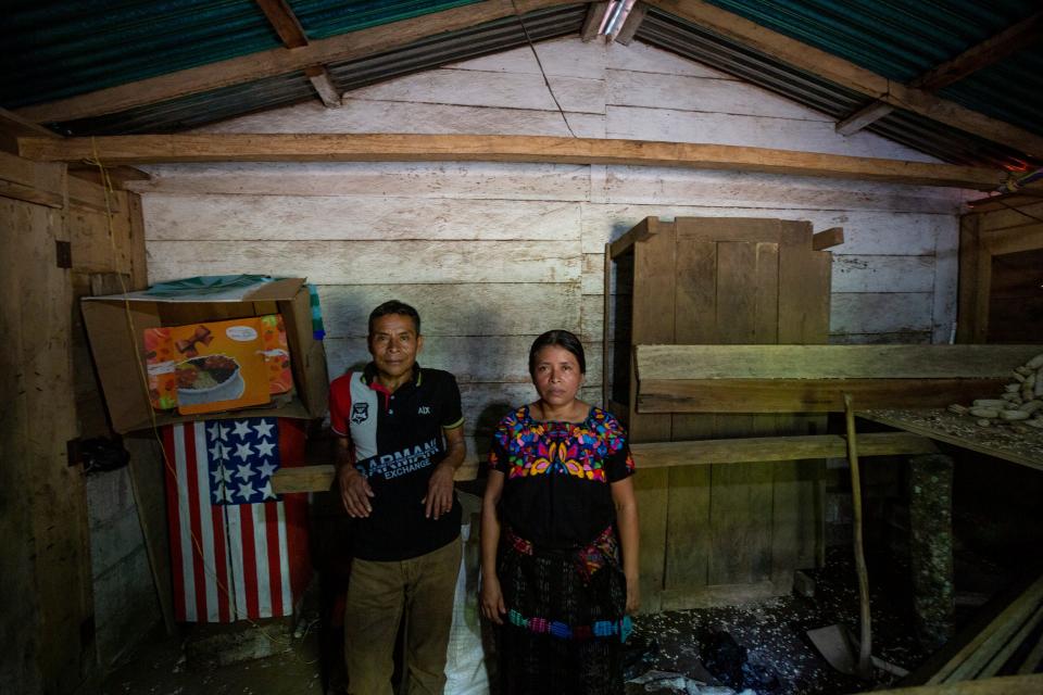 Catarina Tambriz Tambriz y su esposo, Francisco Tzaj Quemá, se encuentran en una pequeña habitación que alguna vez perteneció a su hijo, en donde ahora almacenan maíz. Diego Tzaj Ixtos pintó la bandera de Estados Unidos en un gabinete cuando tenía 17 años, con la esperanza de algún día vivir y trabajar en ese país.