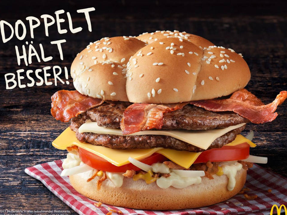 Gemäß dem Motto "Doppelt hält besser!" brachte McDonald's den Double Cheese'n Beef Bacon heraus. Den Burger mit doppelten Käse- und doppelten Fleischbelag konnten Kunden allerdings nur für kurze Zeit kaufen – unter anderem auch in Deutschland. (Bild-Copyright: mcd/Facebook)