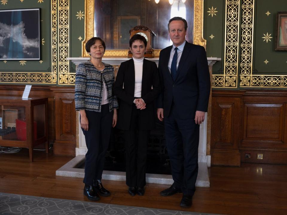 Elena Gordon, left, and Evgenia Kara-Murza, centre, stand with David Cameron during a meeting in March (X / David Cameron)