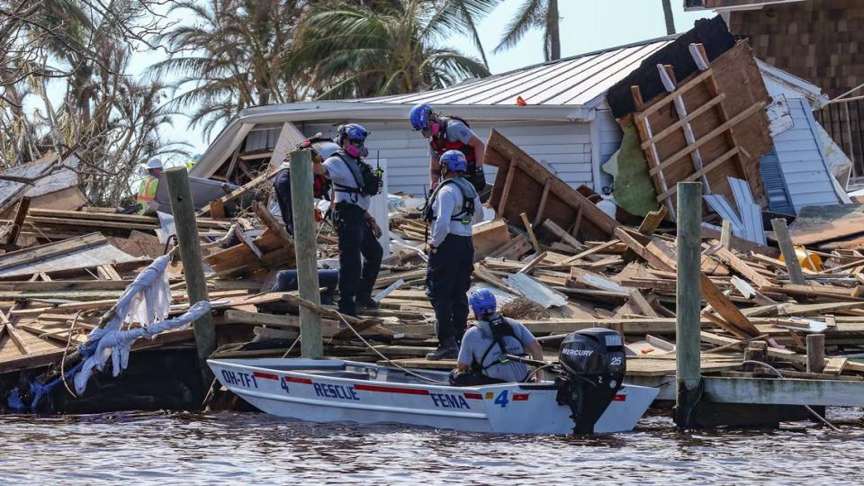 Un equipo de búsqueda y recuperación trabaja en un campo de escombros el martes 4 de octubre de 2022 causado por el huracán Ian en Matlacha, Pine Island.