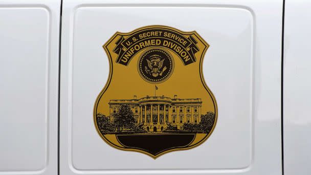 PHOTO: In this Oct. 2, 2014, file photo, the seal of the Secret Service Uniformed Division is seen on the side of a vehicle in Washington, D.C. (Mandel Ngan/AFP via Getty Images, FILE)