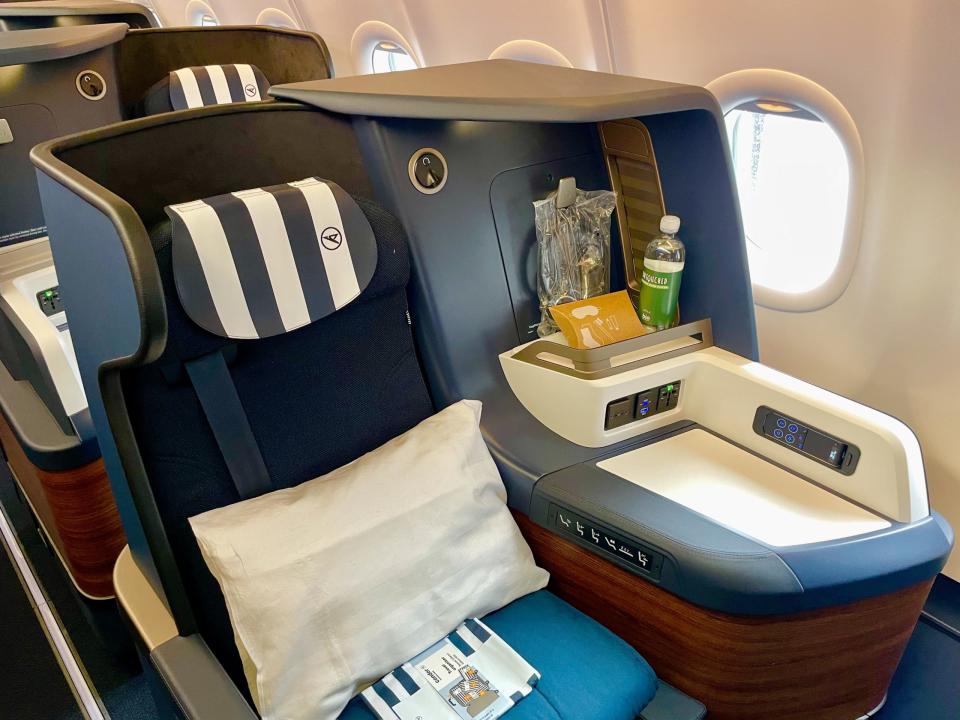 Der blaue Stoff veredelt die Business Class. - Copyright: Christian Mayer