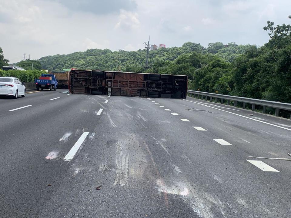 客運翻覆佔據南下車道，一度造成回堵。（翻攝畫面）