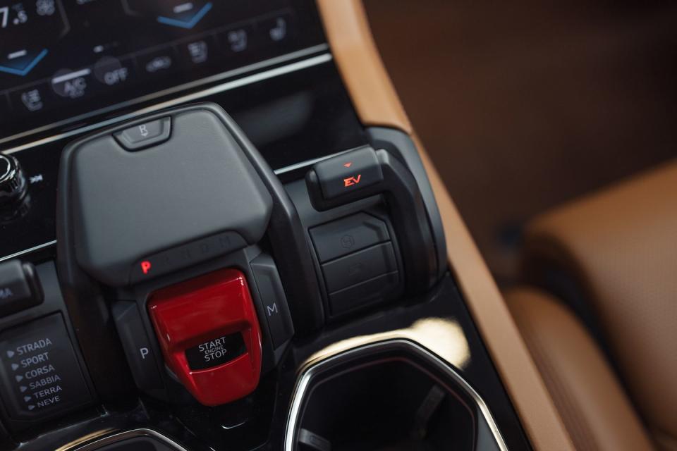 2025 lamborghini urus se interior