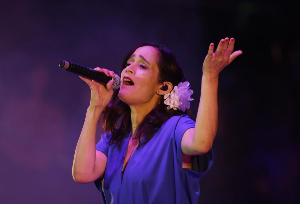 Julieta Venegas canta en el festival Vive Latino, en la Ciudad de México, el domingo 19 de marzo del 2017. (AP Foto/Rebecca Blackwell)