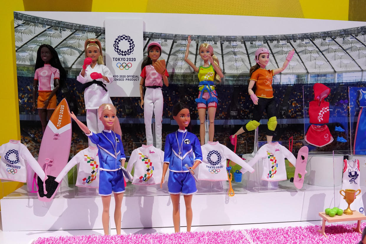 El fabricante de juguetes estadounidense Mattel lanzó un diverso set de colección de muñecas Barbie en conmemoración de los Juegos Olímpicos de Tokio 2020, incluyó dos rubias pero olvidó incluir a una representante de los asiática, a pesar de que Japón albergó las olimpiadas de este año. Foto: Reuters