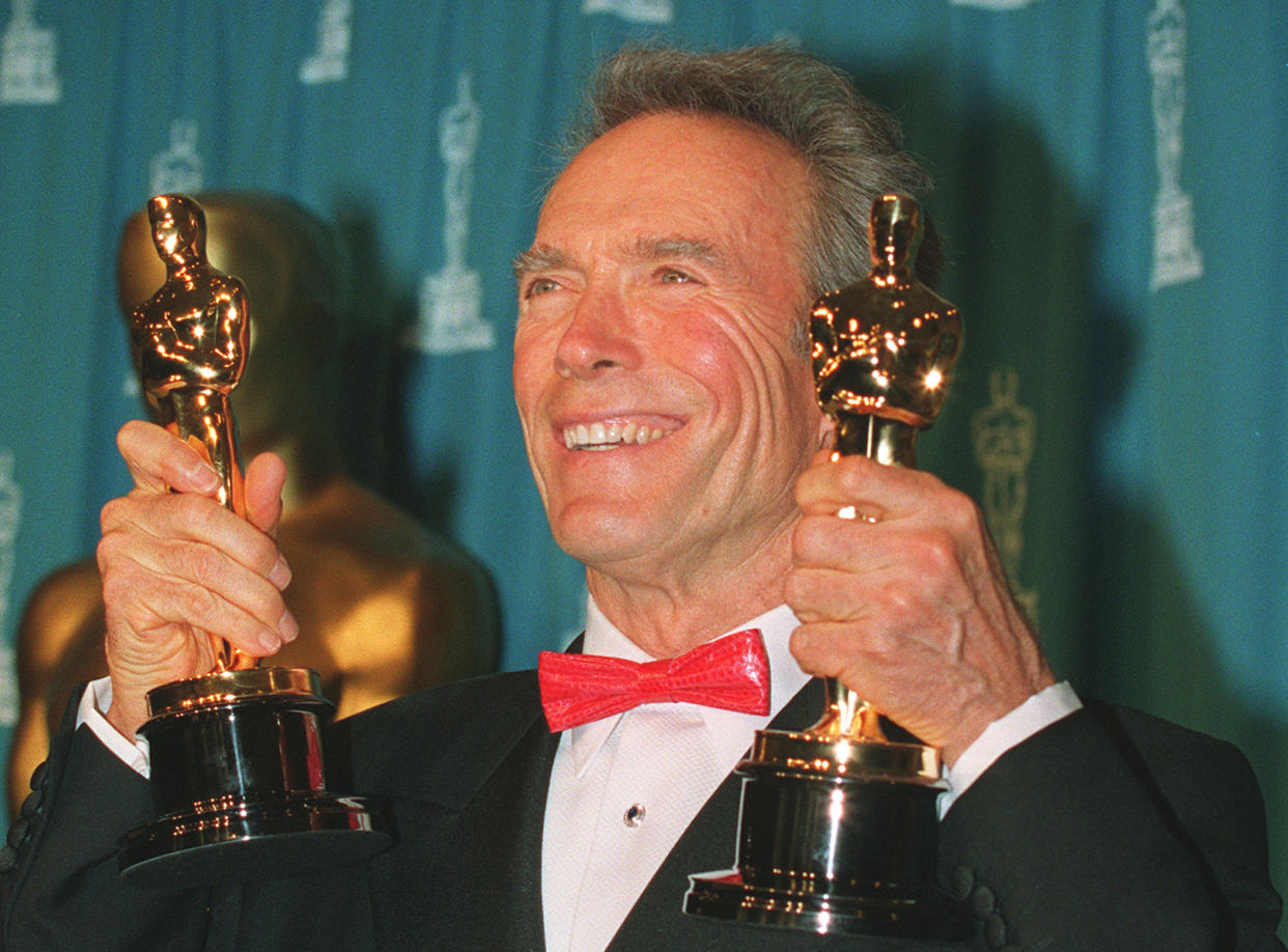 LOS ÁNGELES, ESTADOS UNIDOS: El actor estadounidense Clint Eastwood sostiene sus dos premios Oscar en la 65ª Entrega Anual de los Premios de la Academia el 29 de marzo de 1993, que ganó como Mejor Director y Mejor Película por 