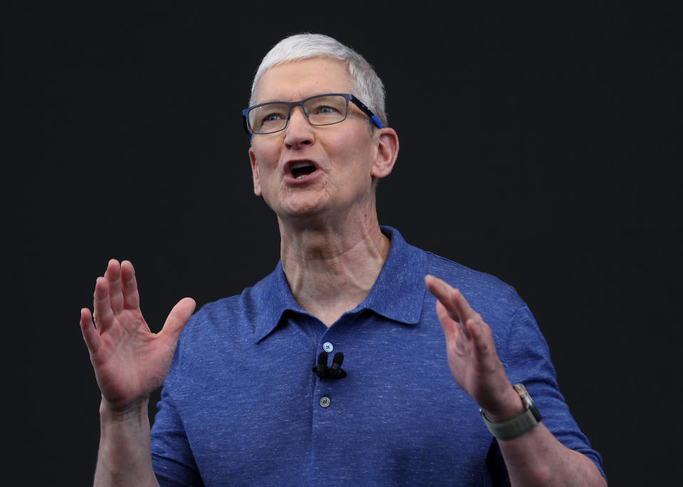 CUPERTINO, CALIFORNIA - 10 JUNI: CEO Apple Tim Cook menyampaikan sambutan di awal Apple Worldwide Developers Conference (WWDC) pada 10 Juni 2024 di Cupertino, California. Apple akan mengumumkan rencana untuk menggabungkan kecerdasan buatan (AI) ke dalam perangkat lunak dan perangkat keras Apple. (Foto oleh Justin Sullivan/Getty Images)