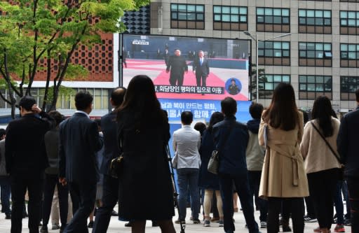 Seoul residents watch live footage of the meeting between South Korean President Moon Jae-in and North Korean leader Kim Jong Un at the Demilitarized Zone