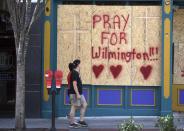 <p>In Wilmington im Bundesstaat North Carolina nagelten Anwohner und Geschäftsbesitzer ihre Fenster mit großen Holzplatten zu. „Betet für Wilmington“ steht auf einer in der Bourbon Street geschrieben. (Matt Born/The Star-News via AP) </p>