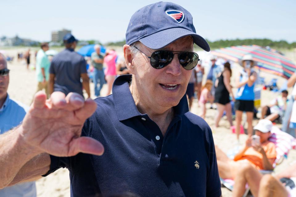 20 m. birželio 2022 d. JAV prezidentas Joe Bidenas kalbasi su žurnalistais, vaikščiodamas Rehoboth Beach, Delavero paplūdimyje. (SAUL LOEB / AFP nuotrauka) (SAUL LOEB / AFP nuotrauka per Getty Images)